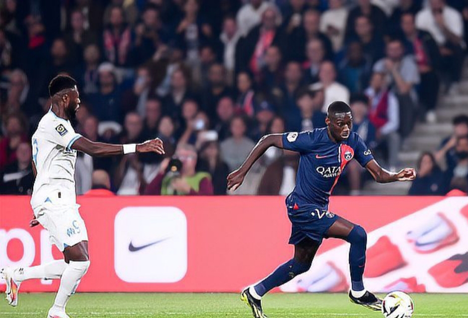 巴黎圣日耳曼主场大捷，球员赛后激动庆祝胜利，还是部分她的一次系统发表.的简单介绍